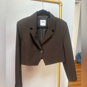 Crop blazer that is a wardrobe staple.